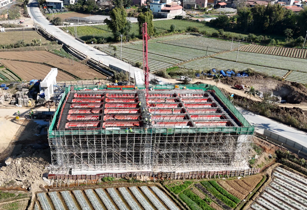 瑞麗至孟連高速公路德宏段——土建工程一分部首聯(lián)現(xiàn)澆箱梁順利澆筑